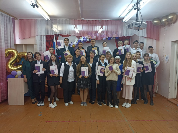 Вручение аттестатов ученикам 9 классов.